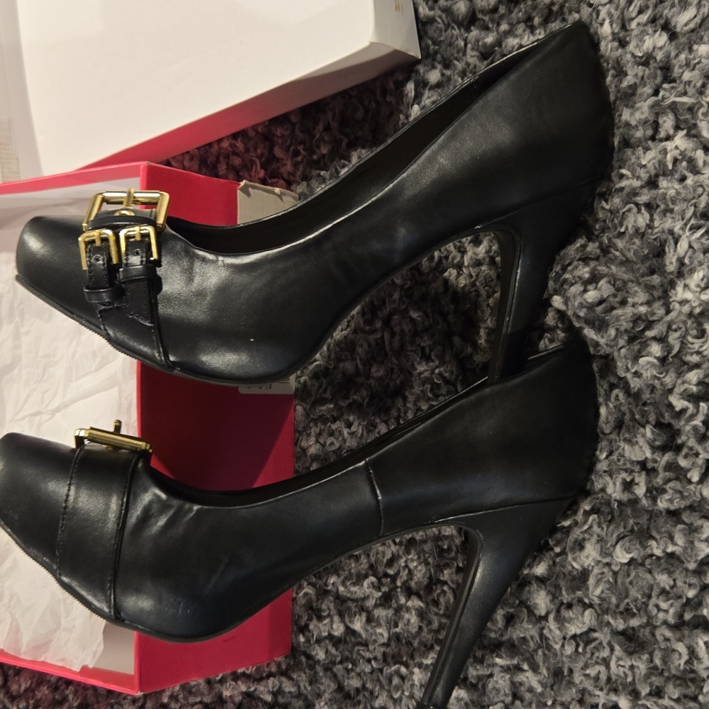 JustFab Black and Gold Heels with Elegant Design - Picture 6 of 10